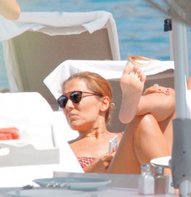 DEMET AKALIN AŞKA GELDİ -  - Şarkıcı Demet Akalın önceki gün eşi Okan Kurt ile Gündoğan Moon Beach'te görüntülenmişti.