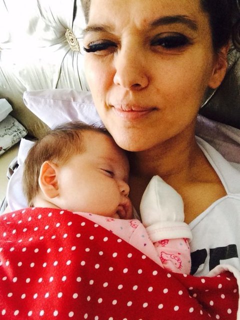 Mekâna 300 bin Euro'luk Porsche marka yeni otomobilleriyle gelen ve hâlâ geçici plaka kullanan çiftin kızları Hira'nın adının harflerinden oluşan plakalarını bekledikleri öğrenildi.