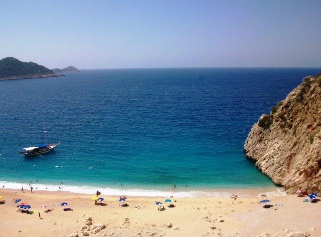 Antalya'da geceliği 20-25 liraya pansiyonlarda konaklama imkanı bulunurken, 5 yıldızlı otellerin lüks villa ve kral dairelerinde bir gecelik tatilin bedeli ise 5 bin liradan başlayıp 45 bin liraya ulaşabiliyor.