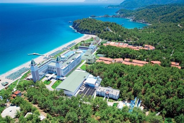 Lüksün sınır tanımadığı özel villa ve dairelerde isimleri sır gibi saklanan ünlüler konaklıyor. -