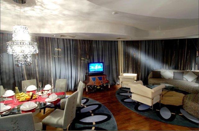 Kral daireleri ve villalarda bugüne kadar Rus milyarder Roman Abramoviç, Hollywood yıldızları Monica Belluci, Sharon Stone, Mariah Carey, Richard Gere ve Tom Jones,