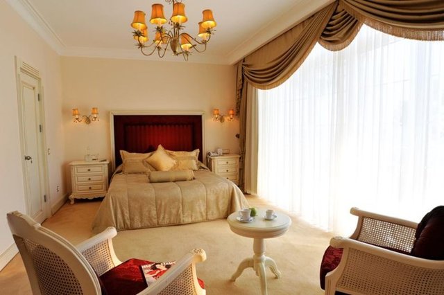 VIP villalarda müşteriye 24 saat hizmet veren özel kahya tahsis ediliyor. Ayrıca özel oda servisi, sauna, SPA, sinema salonu, özel yatak odaları bulunuyor.