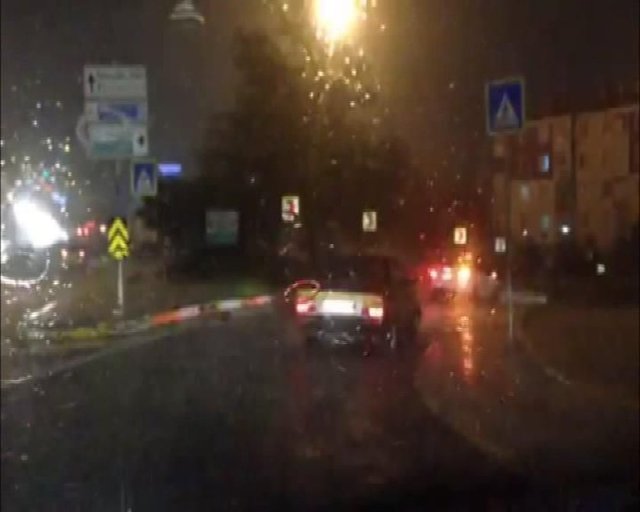 Aniden bastıran sağanak yağış nedeniyle bazı ev ve işyerlerini su bastı.