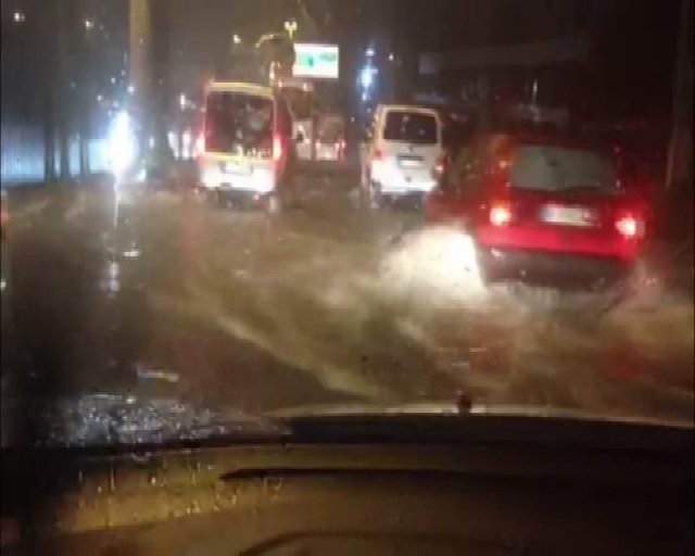 İstanbul'da sağnak yağış etkili oluyor. Öğle saatlerinde etkili olan ve daha sonra duran yağmur akşam saatlerinde tekrar başladı.