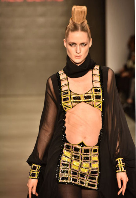 Karnı iyice belirginleşmesine rağmen formda görüntüsüyle dikkat çeken Elles'ı işadamı sevgilisi Kerem Göğüş en önden izledi.