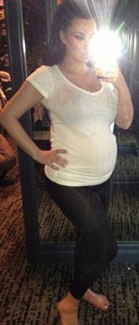 Herkes onun ilerleyen hamileliği sırasında büyüyen karnıyla ne zaman, hangi ünlü fotoğrafçıya, hangi dergi için poz vereceğini merak ediyordu. Ama Kim Kardashian daha fazla dayanamadı. Aynanın karşısıNDA büyüyen karnını çekip Twitter'da paylaştı..