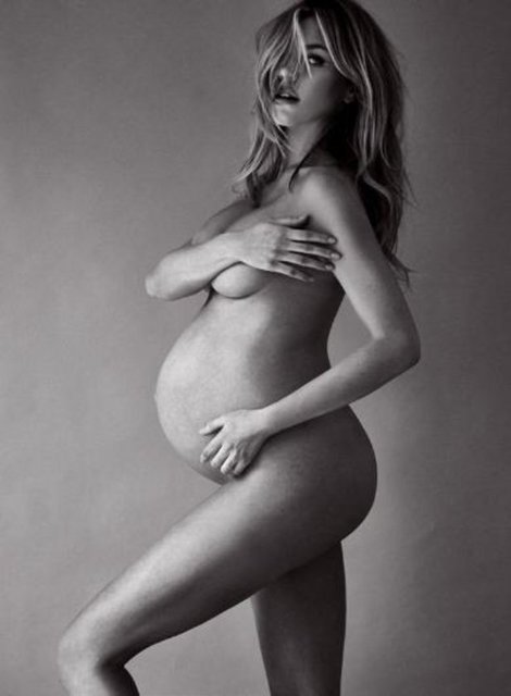 Bu pozların diğer ünlülerinkinden farkı Abbey Crouch'un bir hamilelik hatırası istemesi. Ancak ünlü model daha sonra pozlarını sosyal medyada paylaştı.