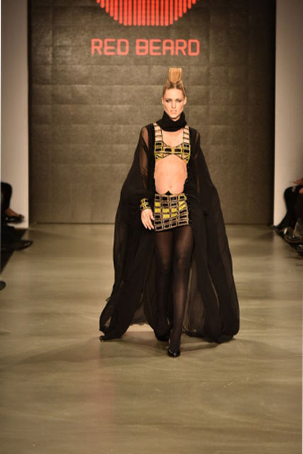 Oyuncu ve manken Wilma Elles, modacı Tanju Babacan'ı kırmayarak 16 haftalık hamileyken dün Fashion Week İstanbul'da podyuma çıktı.