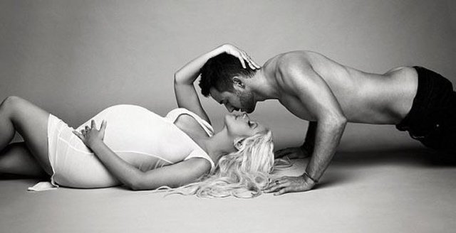 Nişanlısı Matthew Rutler ile bir bebek bekleyen 33 yaşındaki Aguilera V dergisi için objektif karşısına geçti.