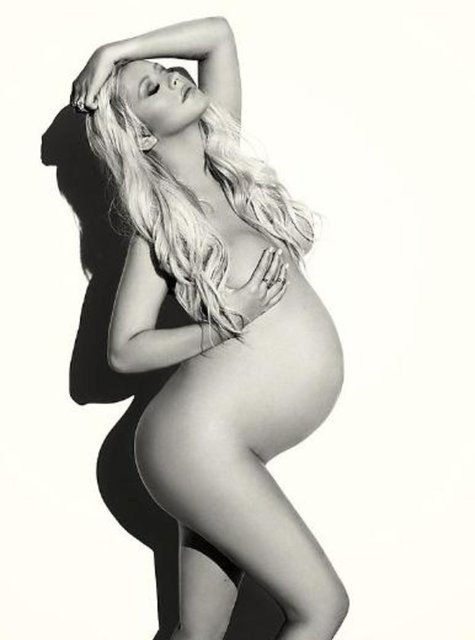 Hamilelik döneminde çıplak poz veren ünlüler kervanına Christina Aguilera da katıldı.