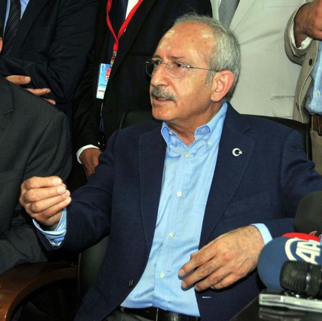 CHP Genel Başkanı Kemal Kılçdaroğlu: "Akıl almaz böylesi bir kaza sonucu hayatını kaybeden foto muhabiri Erkan Koyuncu'ya rahmet, Koyuncu ve Sabah ailesi ile basın ve spor camiasına da başsağlığı diliyorum."