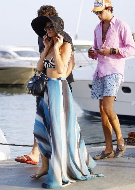 Siyah beyaz bikini üstü, uzun eteği ve oldukça büyük şapkasıyla dikkatleri üzerinde topladı.