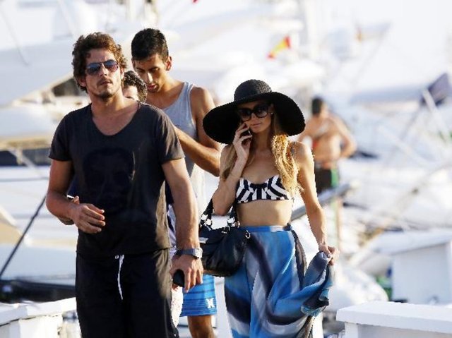 Hilton, tekneye yürürken, bir an olsun bile telefonunu kapatmadı.