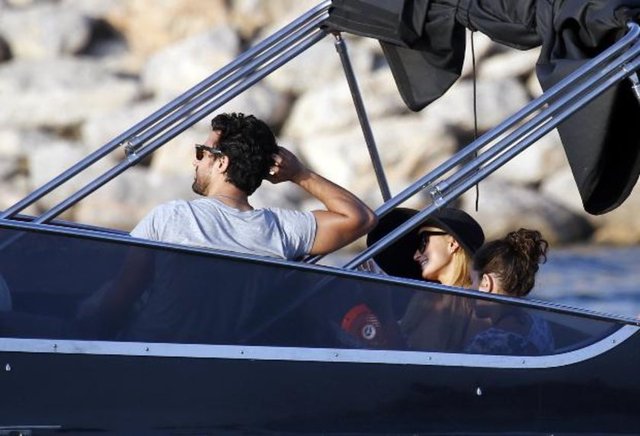 Yanındaki erkeğin kim olduğu merak konusu.