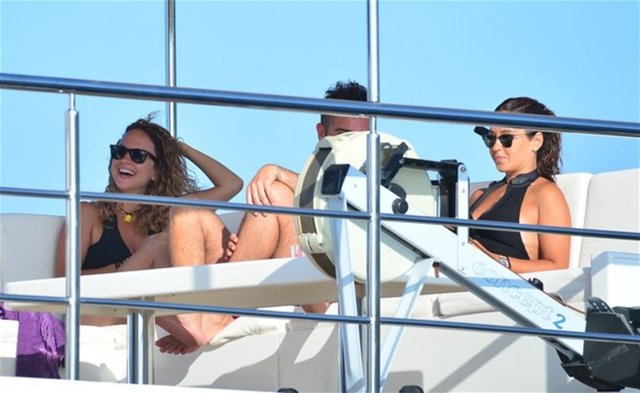 Yakın bir dostunun teknesinde Türkbükü açıklarında objektife takılan Özyılmazel, panik oldu.