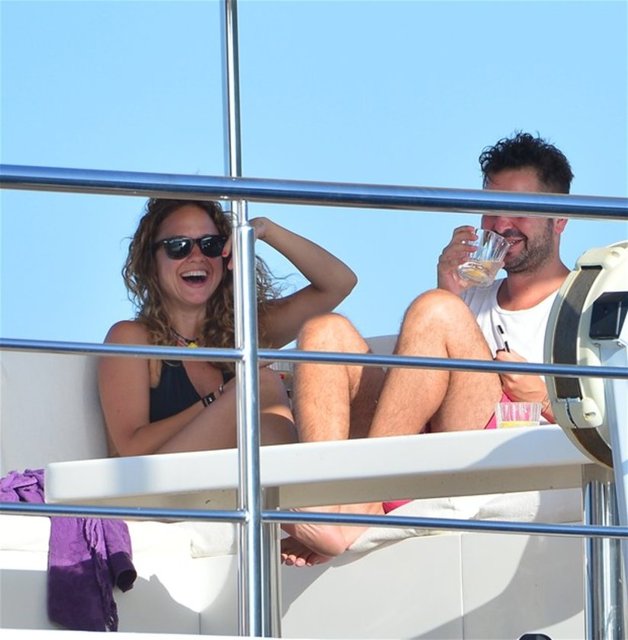 Ayşe Özyılmazel ve arkadaşı Serdar Bilgili'nin yeğeni Şebnem Ercantürk tatilini Bodrum'da sürdürüyor.