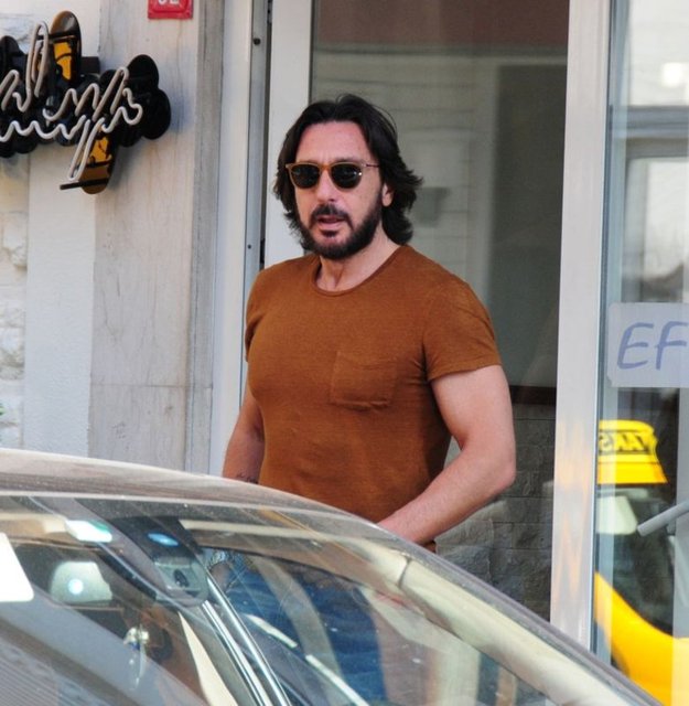 Kızları Lara'nın doğumundan sonra birçok kez görüşme talebinde bulunan Ateş, nihayet Uzerli'yi yumuşatmayı başardı.