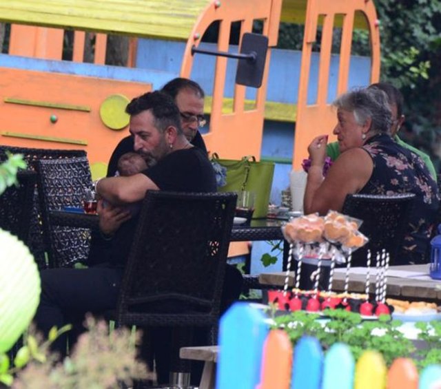 Cem Yılmaz ve Ahu Yağtu, pasta kesiminin ardından sarılarak poz verdi.