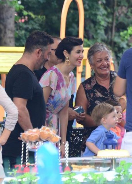 Kemal, pastasının mumlarını anne ve babasıyla söndürdü.