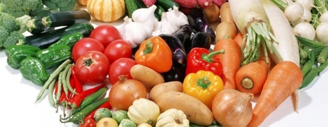 Çeşitli ve dengeli beslenmeyle saç sağlığınıza katkıda bulunabilirsiniz.  Cansız saçlar besin alışkanlığınızı değiştirmeniz gerektiğinin sinyallerini verir.