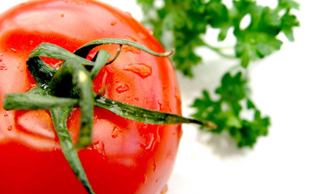 Meyveler, kırmızı ve turuncu sebzeler: Havuç , domates, kabak, kavun, mango, kayısı