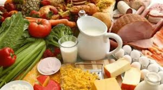 Özellikle bira mayasıyla tanınan bu vitamin; karnabahar, mantar, kuru bakliyat, yumurta, havuç, domates, ıspanak, portakal, elma, deniz ürünleri, beyaz et, inek sütü ve süt ürünlerinde bulunarak geniş bir besin ağı sunuyor.