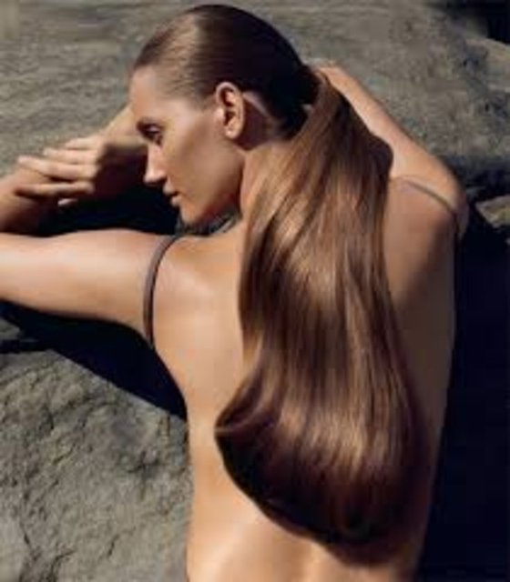 Saç tellerinin beslenmesinde büyük rol oynayan A vitamini ise  özellikle hayvansal gıdalarda rastlıyoruz. Balık, balık yağı,  peynir, süt, sakatat ve tereyağı (ölçülü şekilde tüketmek koşuluyla)