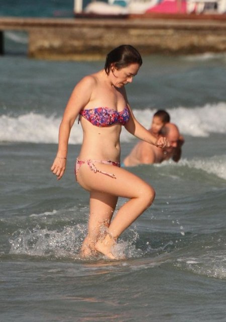 Bir Erkek Bir Kadın dizisinin yıldızı Demet Evgar, tatiline Çeşme'de devam ediyor.