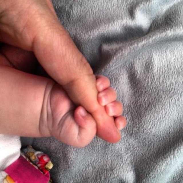 Kızı Lara'yı önce reddeden, ardından önceki gün ilk kez gören Ateş, Instagram hesabından bu duygusal buluşmayı takipçileriyle paylaşmıştı