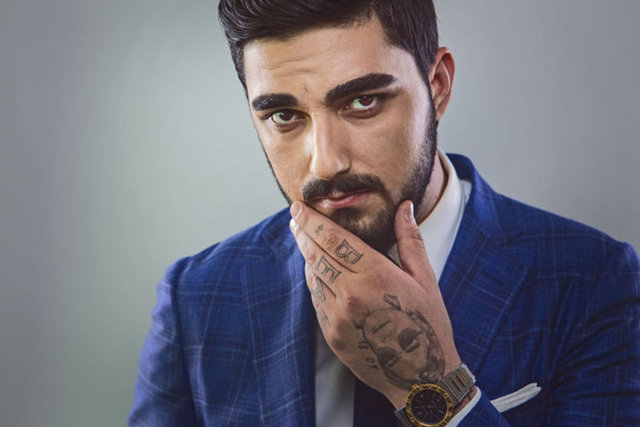 Dövmeleriyle dikkat çeken Tatlıses, babası İbrahim Tatlıses'ten de destek görüyor.