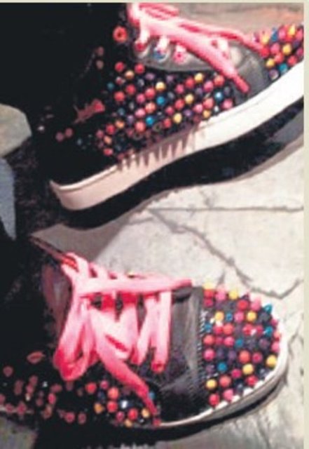 Gencebay'ın Christian Louboutin marka, renkli boncuk ve pembe bağcıklarla süslü ayakkabısına annesi Sevim Emre'nin yorumu 'Çok güzel' oldu...