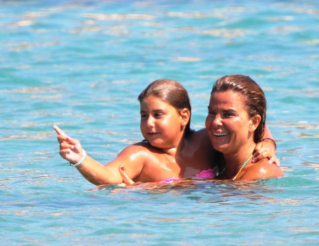 Kendisi için iş adamı Cenk Öztanık ve Mehmet Karasu'nun kavga ettiği haberleri üzerine Twitter'dan bir açıklama yapan Özlem Yıldız... -