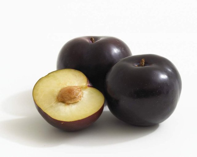 Kırmızı/mor erik aynı zamanda lif (tanesi başına 1 g kadar) ve doğal bir laksatif olan dihidroksifenil izatini içerir.