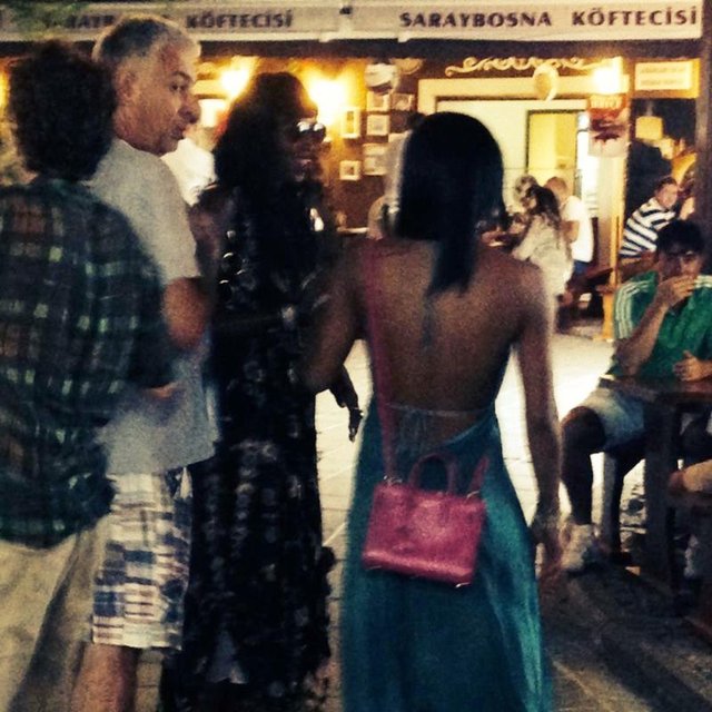 Özbek'in talimatı üzerine restorandaki garsonlar ve ünlü mankenin arkadaşları basın mensuplarını engellemeye çalıştı.