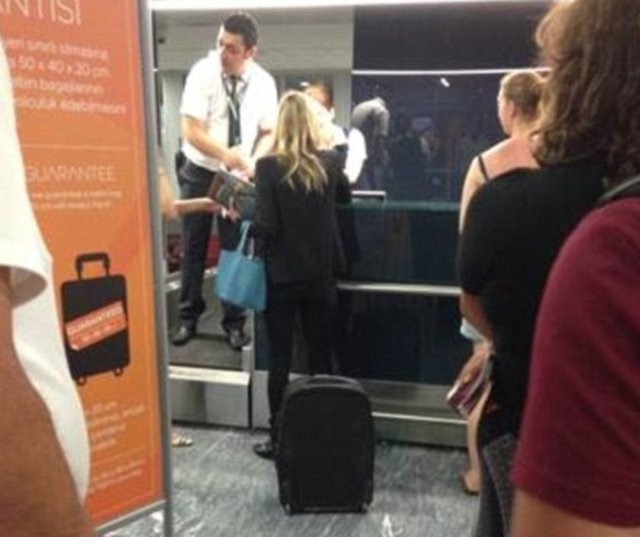 YİNE KATE YİNE OLAY -  - Kate Moss, ülkesine dönmek için geldiği Muğla Milas Havaalanı'nda olay çıkarmıştı. Aşırı alkollü olduğu görülen dünyaca ünlü model, biletsiz olarak uçağa binmeye çalışmıştı.