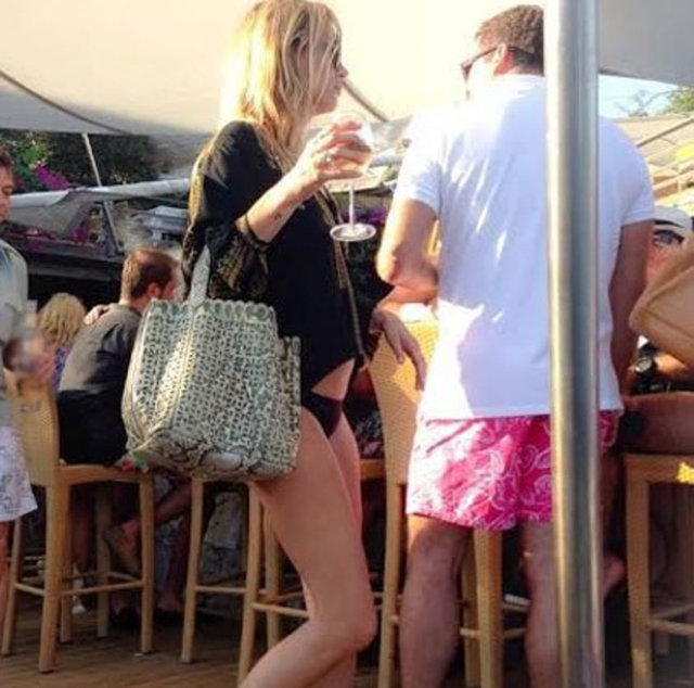 Kendileriyle fotoğraf çektirmek isteyen birkaç kadınla sözlü ve fiziki tartışmaya giren dünyaca ünlü iki top model, çevredekiler tarafından zor sakinleştirildi.