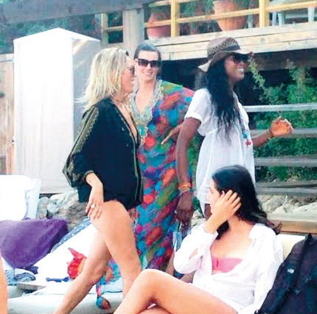 Sık sık Bodrum'da tatile gelen Kate Moss ve Naomi Campbell, geçtiğimiz günlerde Maki Beach'te yapılan bir partide ortalığı birbirine kattı.