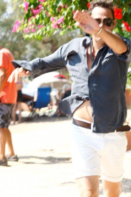 Yaz başından beri Bodrum'da tatil yapan ikili, önceki gün Gümüşlük'teki Mimoza Resturant'ta geldikleri sırada kendilerini görüntülemek isteyen basın mensuplarına saldırdı.