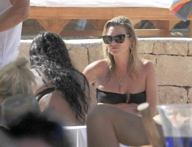 Olayın hemen ardından Kate Moss ve Naomi Campbell, partiyi erken terk etti.