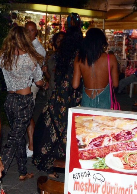 Muğla'nın Bodrum İlçesi'nde, kız kardeşi ve arkadaşlarıyla gittiği bir köftecide rakıyı fazla kaçıran Naomi Campbell, basın mensuplarının görüntü almasından rahatsız oldu.