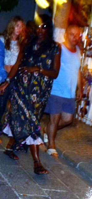 Alkollü olduğu için ayakta durmakta zorlanan Campbell, gazeteciler tarafından görüntülenmemek için arkadaşlarının arkasına saklandı.