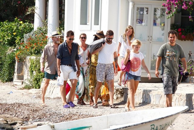 Agresif tavırlarıyla dikkat çeken Campbell ve beraberindekiler, bir anda ortalığın gerilmesine neden oldu.