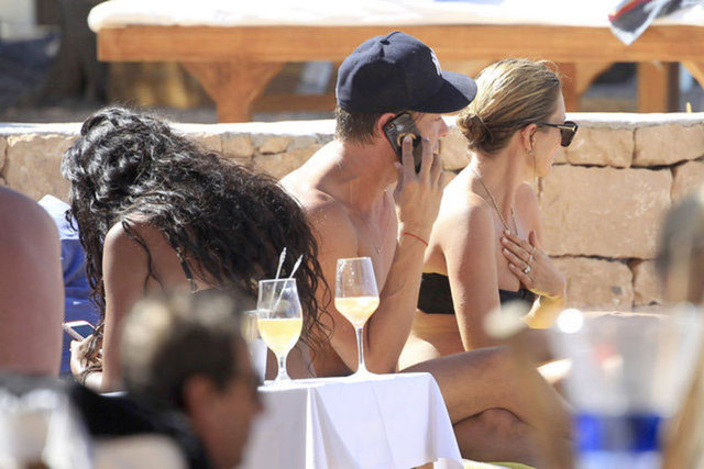 Sözlü ve fiziki saldırıda bulunan iki grup, güvenlik görevlilerin olaya dahil olmasıyla sakinleşti.