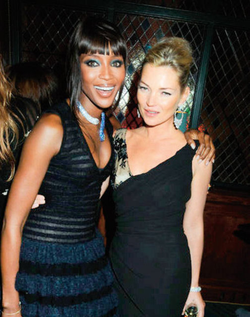 Yanlarına gelen iki hayranının kendileriyle fotoğraf çektirmek istemesine sinirlenen Moss ve Campbell, fotoğraf çektirmek isteyen hayranlarını iterek tepki gösterdi.