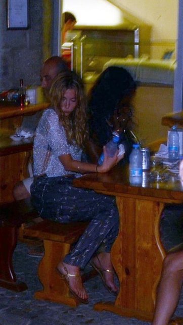 Burada köfte-piyaz yiyip, alkol alan Naomi Campbell, basın mensupları tarafından görüntülendiğini fark edince, Özbek'e söyledi.