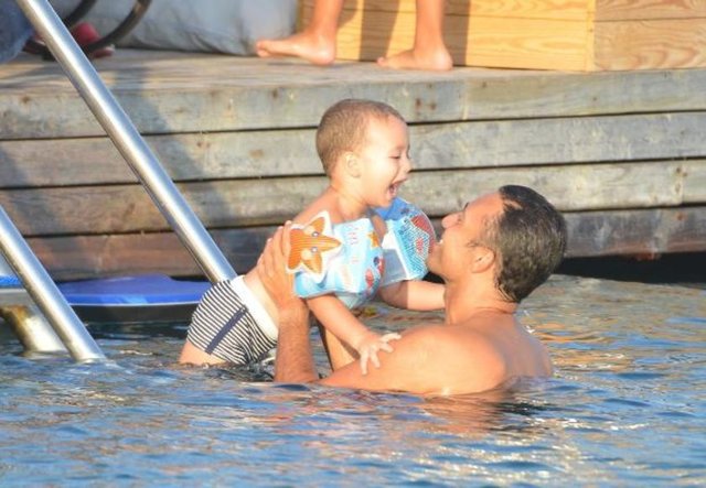 Hürriyet'in haberine göre; yoğun bir sezonu geride bırakan Mustafa Sandal çocuklarıyla yakından ilgilendi.