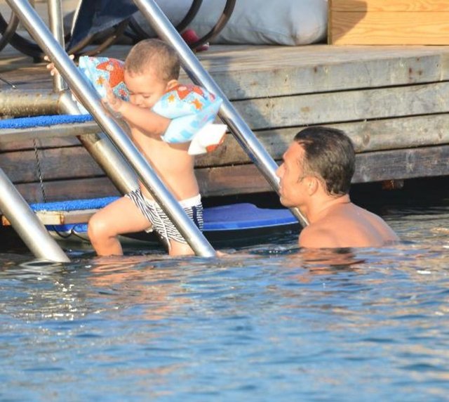 Yalıkavak'tan Türkbükü'ne geçen çift, önceki gün plajda objektife takıldı.