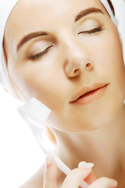 Bu nedenle hafif bir şekilde cildinize masaj yaparak temizlemeye özen göstermelisiniz.