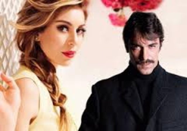 Arda Turan'la ayrıldıktan sonra adı Çelikkol ile anılan Sinem Kobal, Asos'ta bir otelde tatil yaparken görüntülenmişti.