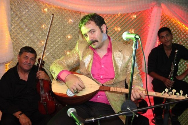 Mazlum ve Tıfıl Amsterdam'da marjinal düğünlerde şarkı söylemekten, beyaz yakalıların dünyasındaki iş görüşmelerine, yerli akıllı telefon yapmaktan doğrudan satış kanallarında tüy dökücü krem satmaya kadar uzanan, traji-komik iş denemeleri yaparlar.